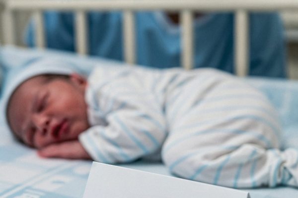 father-newborn-baby-with-blank-card-hospital